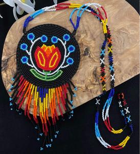 Conjunto clásico de collar y aretes con cuentas tradicionales y detalles artesanales para eventos culturales - Product Image 1