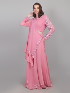 Conjunto informal moderno y a la moda para mujer, lehenga choli GGT con una manga y dupatta con volantes. - Product Image 2