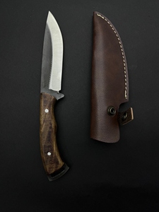 Cuchillo de Caza y Camping, Hoja Fija de Acero al Carbono con Borde Parcialmente Dentado y Mango de Madera de Nogal, Funda de Cuero - Product Image 6
