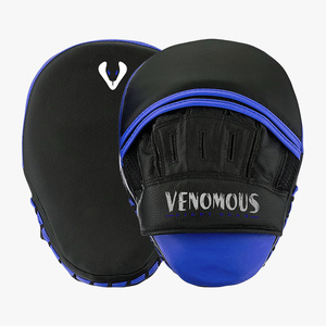 แผ่นรองซ้อมมวยหนังแท้ Venomous สีดำ-น้ำเงิน แบบติดตีนตุ๊กแก อุปกรณ์ป้องกันระดับมืออาชีพ - Product Image 1