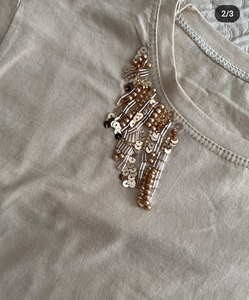 Elegante Top Étnico Bordado con Cuentas, Hecho a Mano con Cristal y Vidrio, Regalo de Bautizo con Diseño Zen Asiático - Product Image 3