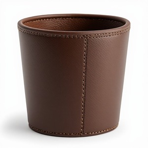 Mini-jardinière de luxe en cuir naturel, conçue pour une présentation élégante des plantes d'intérieur, avec une finition raffinée et un caractère intemporel - Product Image 4