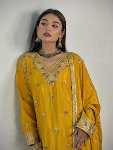 Conjunto de Salwar Kameez de Seda Amarillo Mostaza de Lujo con Bordado Zari Dorado, Kurta Recta y Gharara Acampanada, Estilo Indio Pakistaní Bollywood - Product Image 4