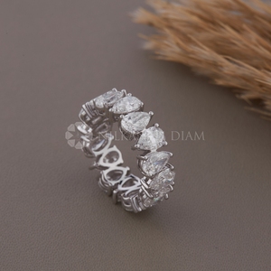 Nouvelle collection de bagues en diamant créé en laboratoire, en or blanc, avec bande éternelle et diamant taille poire pour femmes, provenant d'un fournisseur indien. - Product Image 3