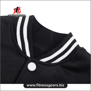 เสื้อแจ็คเก็ตวาร์ซิตี้แบบสั่งทำสำหรับผู้ชาย JUST FITNESS GEARS รุ่นรักษ์โลก สีแดงดำ ปักลายด้านหน้า สวมใส่สบายๆ ในฤดูหนาว ผลิตจากโพลีเอสเตอร์ - Product Image 2