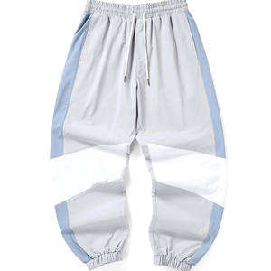 เสื้อแจ็คเก็ตกันลมแบบพรีเมียมสีเทาและสีน้ำเงินพร้อมกางเกงคาร์โก้ – ปรับขนาดได้พร้อมดีไซน์ทันสมัย – ขายส่งจากสหรัฐอเมริกา - Product Image 1