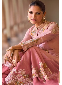 Traje Salwar Rosy de Diseñador Sayuri, Seda Cosmos con Estampado Digital y Bordado con Cuentas, Fabricante Mayorista de la India para Exportación - Product Image 2