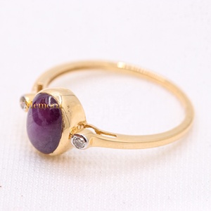 Bague en or jaune massif 14 carats avec rubis étoilé ovale naturel serti clos et accent de diamants, trois pierres, Memoria Jewels, vente en gros - Product Image 5