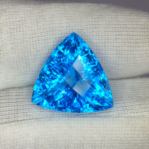 Topacio azul suizo natural, talla trillón, calidad AAA y brillo AAA, perfecto para fabricación y pulido, disponible a precio económico. - Product Image 1