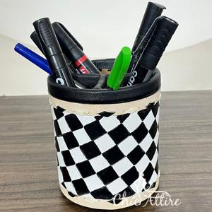 Étui à stylos en cuir véritable de vache noir et blanc, fait main et gravé, motif damier, accessoire de rangement de bureau de créateur, collection 2026 - Product Image 1