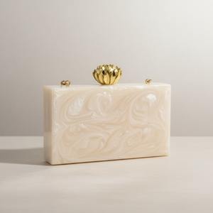Pochette carrée en résine perlée avec chaîne dorée - Idéale pour les soirées - Product Image 2