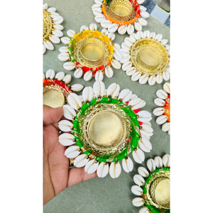 ตะเกียงเปลือกหอยเการีแบบดั้งเดิมพร้อมฐานโลหะสีทอง |   ของตกแต่งโต๊ะสไตล์อินเดียสำหรับเทศกาล |   ของขวัญตอบแทนงานเมเฮนดีและฮัลดี |   ดอกไม้ประดับบูชาพระ - Product Image 1