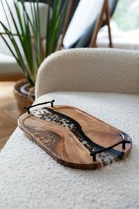Plateau de service artisanal en résine et bois, plateau en bois à bords naturels unique avec incrustation artistique en résine, décoratif pour la cuisine et la salle à manger - Product Image 2