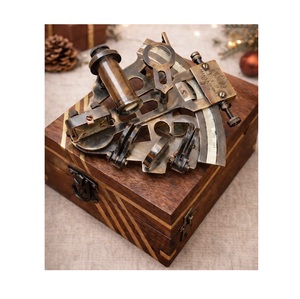 Réplique d'un sextant en laiton vintage, instrument de navigation, pour la décoration nautique, les amateurs de l'océan, les collectionneurs et la collection de cadeaux maritimes - Product Image 1