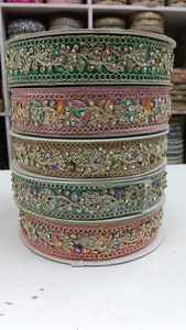 งานฝีมือประดับลูกปัดรูปทรงเรขาคณิตบนผ้าออร์แกนซ่า แต่งขอบด้วยลูกไม้ปักลายเซ็กซี่ เป็นมิตรต่อสิ่งแวดล้อม ละลายน้ำได้ หรูหรา เหมาะสำหรับงานแต่งงาน ออกแบบโดยดีไซเนอร์ชั้นนำ สำหรับช่างตัดเย็บรองเท้า - Product Image 2