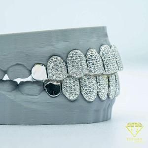 Grillz Hip Hop Unisexe en Argent Sterling S925, Moissanite VVS Taille Émeraude, Bijoux Dentaires Personnalisés Entièrement Sertis - Product Image 5