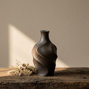 Vase décoratif en porcelaine rustique émaillée au fer, style Wabi-sabi antique, finition bronze métallique craquelée, texture rayée, par UO - Product Image 2