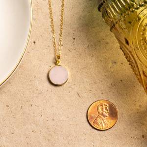 Colgante de Ópalo Rosa Natural en Forma de Disco Pequeño, Delicado, con Cadena Chapada en Oro, Joyería, Regalo - Product Image 1