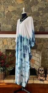 Vestido Kaftán de Rayón Turquesa con Tie-Dye, Cuello en V, Talla Única, Estilo Bohemio, para Playa o Resort, Vestido Maxi Fluido - Product Image 4