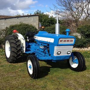 Tracteur Ford 2 roues motrices de qualité supérieure, entièrement restauré, moteur haute puissance de 50 CV, idéal pour les travaux agricoles, l'aménagement paysager et les tâches utilitaires - Product Image 1