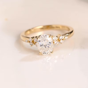 Bague de fiançailles en or 14 carats avec diamant de laboratoire ovale de 1,00 carat, clarté VS1, couleur F, solitaire avec accent de diamant, pour femmes élégantes - Product Image 1
