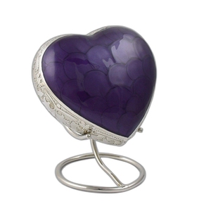 Elegante Urna Conmemorativa en Forma de Corazón con Acabado de Mármol Azul Océano, Borde de Latón Dorado Grabado a Mano y Base de Exhibición - Product Image 6