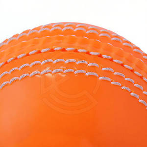 Nouvelle balle de cricket, fabriquée avec une finition en cuir de qualité supérieure, une couture robuste et une excellente stabilité de balancement pour les joueurs. - Product Image 5