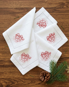 Serviettes en tissu carrées classiques personnalisées, brodées, en coton, avec ourlet festonné, lavables en machine, durables, réutilisables, effet délavé, présentées en coffret cadeau - Product Image 1