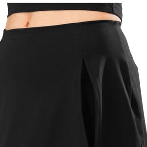 Jupe de performance noire pour femme avec short intégré, légère et extensible, pour le golf, la course, l'entraînement, le fitness et les activités sportives - Product Image 3