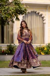 Robe Anarkali en satin brodé Fendy avec dupatta assortie, ensemble entièrement cousu, coupe évasée, tenue scintillante (II 38) DC - Product Image 2