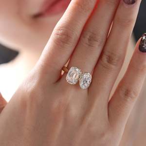 Bague de fiançailles Toi et Moi en or jaune 14 carats avec diamant de laboratoire de luxe 2,5 carats pour femme, certifiée IGI, taille coussin et ovale, duo - Product Image 1