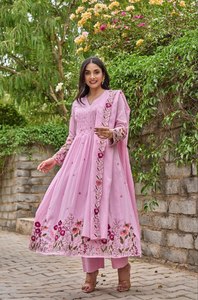 Conjunto de Traje de Seda Chanderi Bordado con Diseño Secuencial, con Pantalón y Dupatta de 2.2 Metros – Prenda Étnica Elegante - Product Image 3