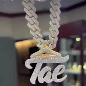 Colgante Personalizado con Letra en Oro Amarillo de 14K y Moissanita Redonda de 3Ct para Hombre - Product Image 1