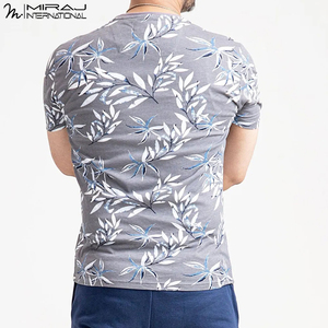 เสื้อยืดผู้ชายลายดอกไม้แบบซับลิเมชั่น ดีไซน์ปรับแต่งได้ สีเทา สวมใส่สบายในฤดูร้อน เนื้อผ้าฝ้ายนุ่ม ระบายอากาศได้ดี เหมาะสำหรับใส่ในชีวิตประจำวัน - Product Image 2