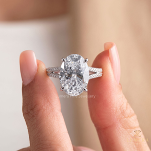แหวนวินเทจทองคำขาว 14K-18K ประดับเพชรทรงรีเพาะเลี้ยงในห้องปฏิบัติการ รับรองโดย IGI ดีไซน์แบบ Solitaire สำหรับวันครบรอบ พร้อมก้านแหวนแบบแยกส่วนและฝังเพชรแบบ Pave ซ่อนอยู่ - Product Image 1