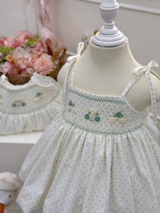 Robe décontractée pour bébé fille, en coton fleuri, broderie smockée faite à la main, aspect lin doux, production OEM au Vietnam - Product Image 3