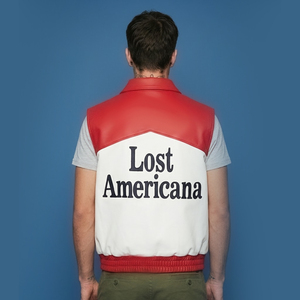 Chaleco de Cuero PU Rojo y Blanco para Hombre Lost Americana, Casual, con Cuello Camisero, Estampado por Transferencia Térmica, Decorado con Remaches, Resistente al Viento - Product Image 4