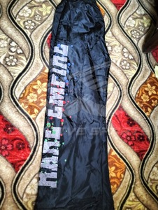 กางเกงวอร์มกันลมพิมพ์โลโก้ตามสั่ง OEM สำหรับผู้ชายและผู้หญิง ผลิตจากโพลีเอสเตอร์กันน้ำ 100% ไนลอน - Product Image 3