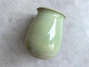 แจกันเซรามิกสีเขียวมิ้นท์สงบ พร้อมรูปทรงโค้งมนอันนุ่มนวล เคลือบเงาแบบมีลายจุดเล็กน้อย และดีไซน์เหนือกาลเวลาสำหรับพื้นที่ใช้สอยสมัยใหม่ - Product Image 4