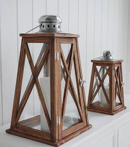 Lanterne en bois blanc vieilli avec dessus en métal, panneaux en verre, poignée de suspension, porte-bougie rustique pour bougie pilier, décoration de maison de style ferme - Product Image 4
