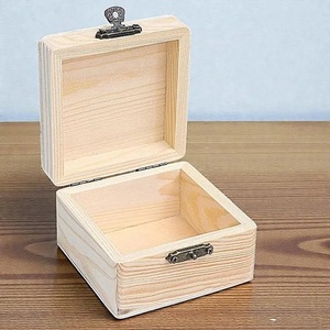 Panneaux de bienvenue en bois brut à poser sur table avec finition en pin naturel écologique et rangement rétro à loquet métallique - Product Image 2