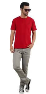 Camiseta Esencial de Cuello Redondo Color Rojo – Mezcla de Algodón Suave de Primera Calidad, Ligera, Informal, Diseñada para Comodidad Durante Todo el Día - Product Image 4