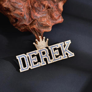 Collar con Colgante DEREK Personalizado de Diamante Moissanite Premium, Diseño de Letra en Forma de Corona con Detalles en Azul - Product Image 1
