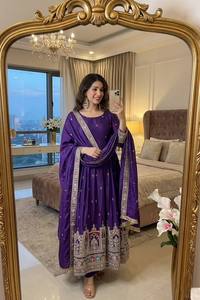 Robe de cérémonie de mariage en tissu Chinon avec broderie élégante et travail Dori, accompagnée d'un dupatta - Product Image 5