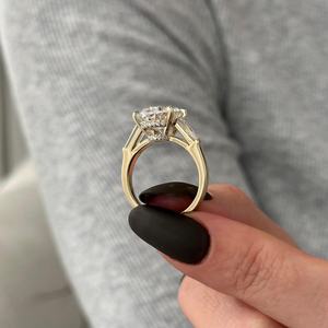 Anillo de Tres Piedras Ovalado y Baguette Cónico de 6 Quilates en Oro Amarillo de 14k, Anillo de Compromiso de Tres Piedras con Corte Catedral, Certificado IGI - Product Image 3