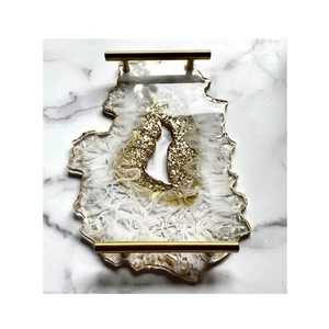 Plateau de service moderne en résine ronde, demi-blanc et transparent, avec accents en feuille d'or, bord ondulé effet géode et poignées dorées - Product Image 6