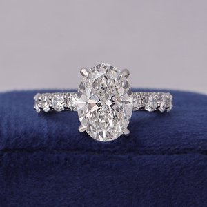Anillo con 6 Diamantes Ovalados Cultivados en Laboratorio, Halo Oculto, Banda Pavé con Puntas en U, Certificado IGI - Product Image 1