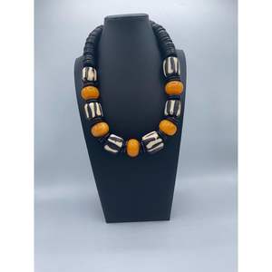 Collier en résine et bois à finition lisse, accessoire de mode confortable et élégant - Product Image 1