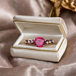 แหวนเพชรเม็ดกลมสีโรสโกลด์ขนาด14K ทำด้วยมือทำจากทับทิมและเพชรโมอิสซาไนต์ขนาด7มม. ไม่เหมือนใคร - Product Image 3