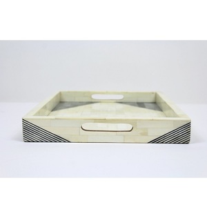 Plateau de service charmant en résine d'os, bois et émail, fait main, avec motifs complexes et poli à la main pour une utilisation décorative unique - Product Image 1